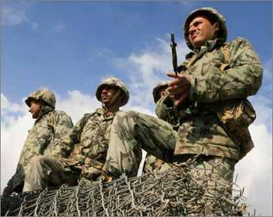 فيديو| جنود مصريون سلّموا أنفسهم لقوات فجر ليبيا