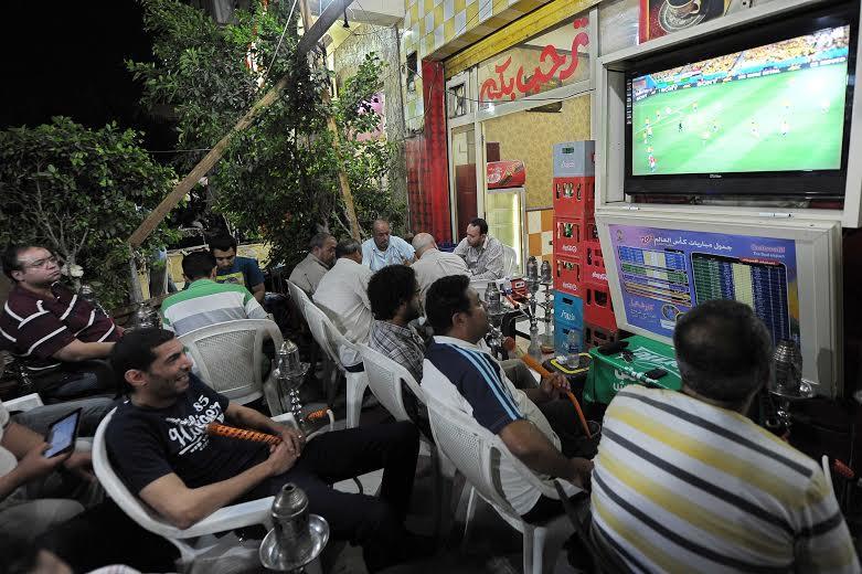 رغم الحداد.. المقاهي تزدحم بالمشجعين