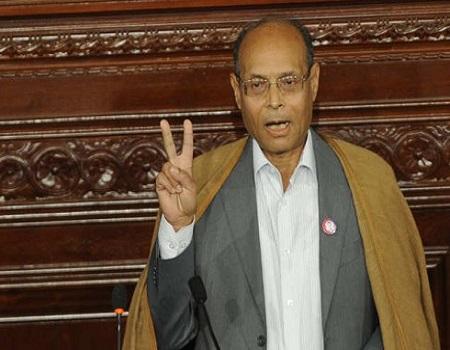 المرزوقي يواجه محتجين في مركز الاقتراع برفع شارة النصر