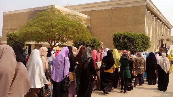 مسيرة لطالبات الأزهر في الزقازيق تطالب بالقصاص للشهداء