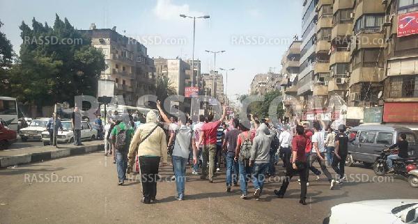 صور | طلاب جامعة القاهرة يقطعون الطريق الدائري