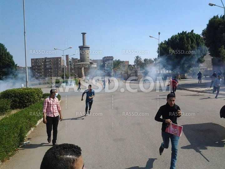 أمن الانقلاب يقتحم جامعة الأزهر في أسيوط ويطلق الغاز على الطلاب
