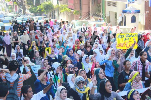 حركة 7 الصبح تغلق طريق البحر بالأسكندرية لساعة