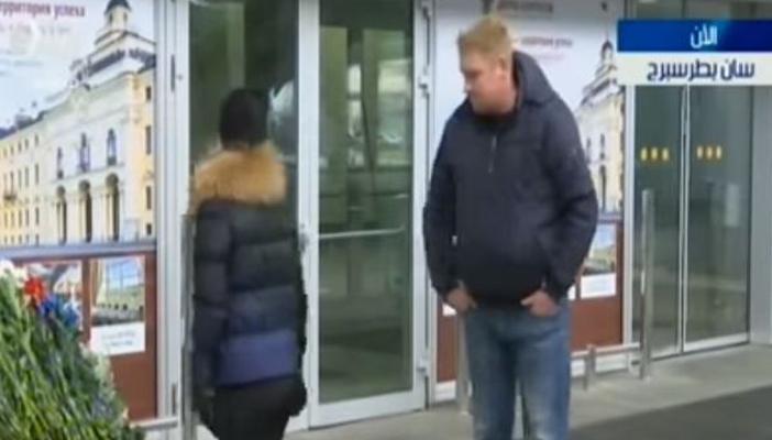 بالفيديو.. أهالي ضحايا الطائرة الروسية يضعون الزهور بمطار سان بطرسبرج