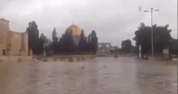 فيديو| أمطار غير مسبوقة على باحات المسجد الأقصى