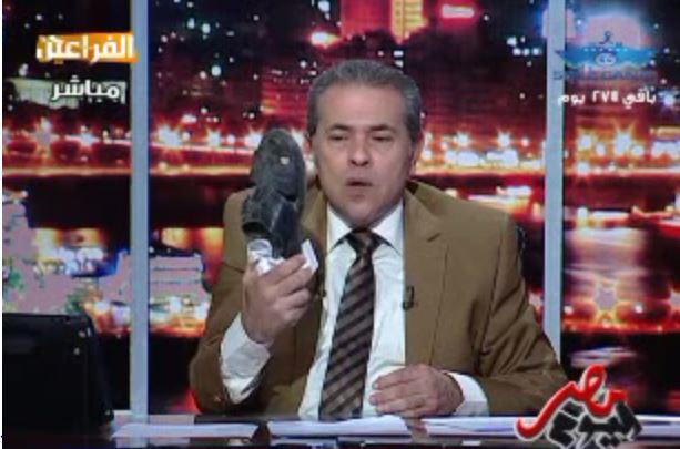 فيديو| عكاشة ملوحًا بحذائه: “بالجزمة على وش حماس والزهار”