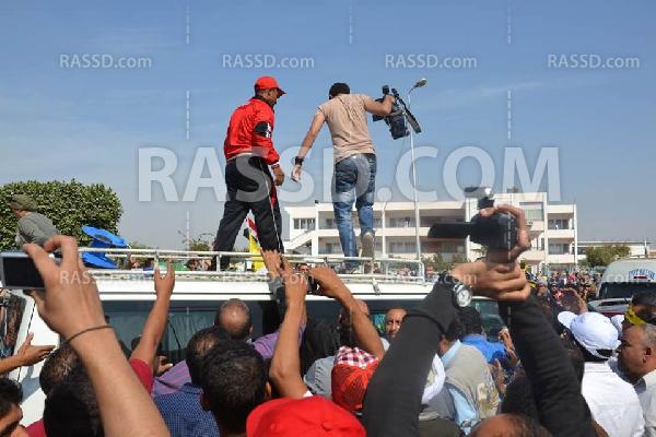 رافضى الانقلاب يطردون إعلام الانقلاب من أمام ” الشرطة”