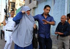 بالفيديو داخلية الانقلاب تضرب سيدة وتنزع الحجاب عن الأخري