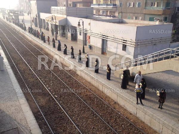 سلسلة بشرية ممتدة لرافضي الانقلاب على محطة كفر صقر