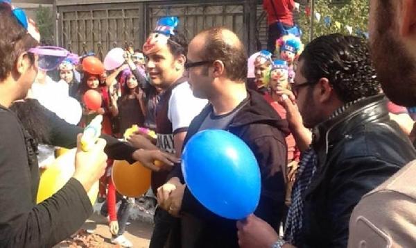 6إبريل تتظاهر بالبلالين أمام مجلس الدولةردا على اتهامهم بالإرهاب