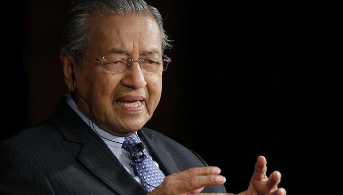 استجواب “مهاتير محمد” بعد اتهامه رئيس وزراء ماليزيا الحالي بالفساد