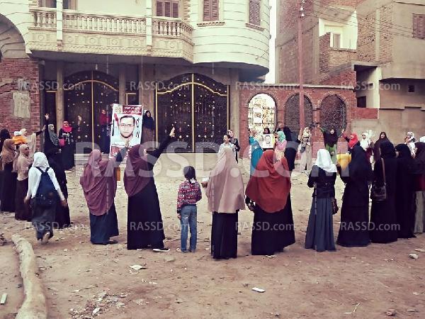 وقفة نسائية بـ “كفر صقر” الشرقية للإفراج عن المعتقليين