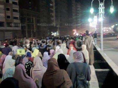 أهالي اسيوط يكسرون الحاجز الأمني و يتظاهرن ضد الانقلاب