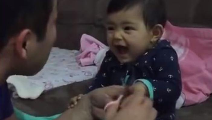بالفيديو.. طفل يخدع والده لمنعه من قص أظافره