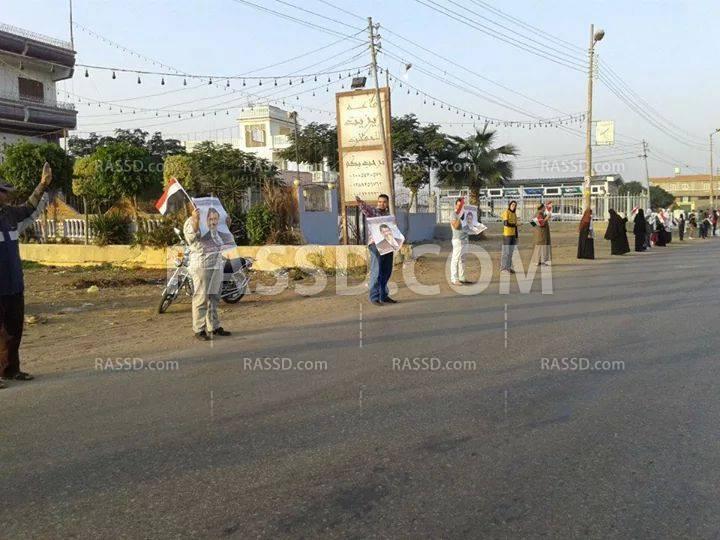 سلسلة بشرية مناهضة للانقلاب على طريق ميت فارس المنصورة