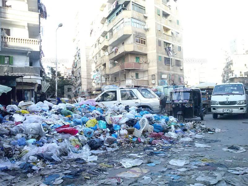 صور| “بحر القمامة” يغرق شوارع الأسكندرية