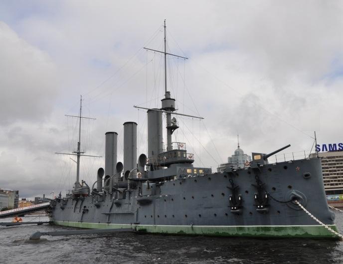 الطراد الروسي”فارياج” يصل ميناء الإسكندرية