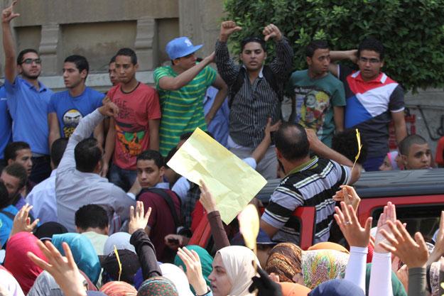 مسيرة بجامعة القاهرة تطالب بعودة الطلاب المفصولين