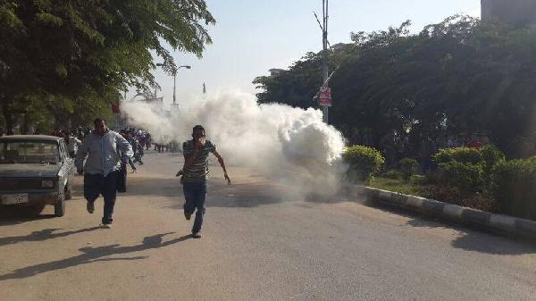 عاجل: قوات الأمن تطلق قنابل الغاز علي طلاب جامعة أسيوط