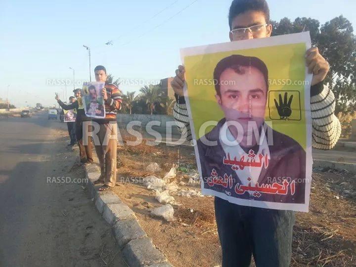 صور|  سلسلة بشرية لـ”شباب” دمياط على كوبري فارسكور