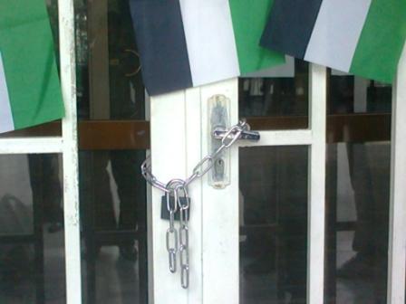 طلاب “هندسة الزقازيق” يغلقون الكلية بالجنازير