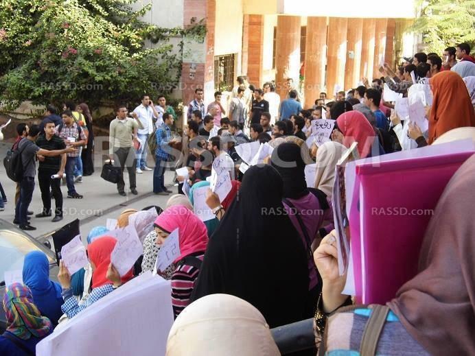 طلاب “طب المنصورة” يضربون عن حضور المحاضرات