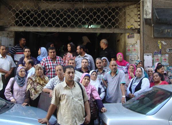 موظفو الشئون بالمنوفية يغلقون أبواب المديرية بالجنازير