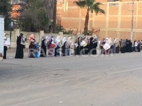 سلسلة بشرية لنساء طلخا تنديدا باعتقال الفتيات