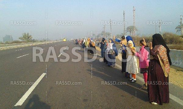 سلسلتان بشريتان في البحيرة للمطالبة بعودة “مرسي”