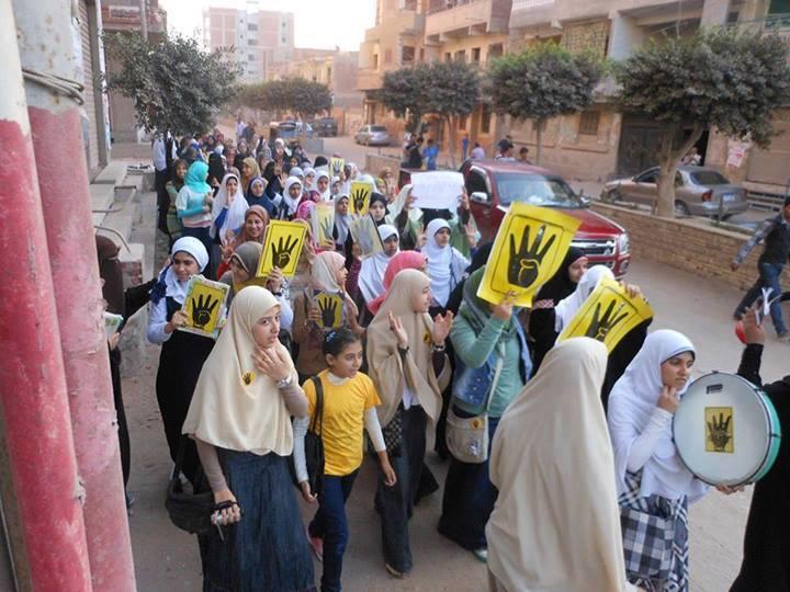 مسيرة لطالبات ضد الانقلاب بفاقوس