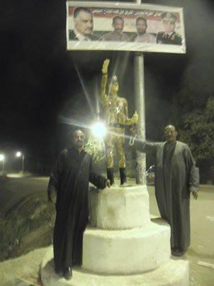 أهالي يرفعون تمثالا للسيسي بميدان القرايا في الأقصر