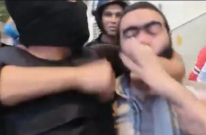 بالفيديو.. ضابط شرطة ينتف لحية طالب أثناء اعتقاله بجامعة المنصورة