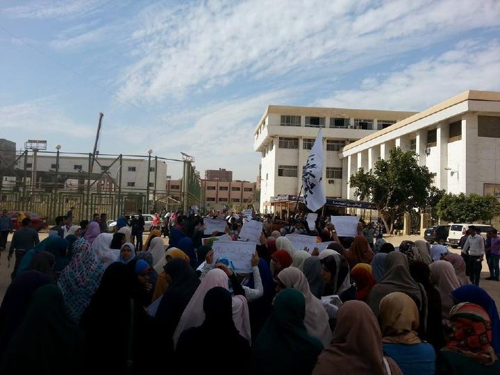 وقفة لطالبات الدراسات الإسلامية في المنصورة رفضًا للانقلاب