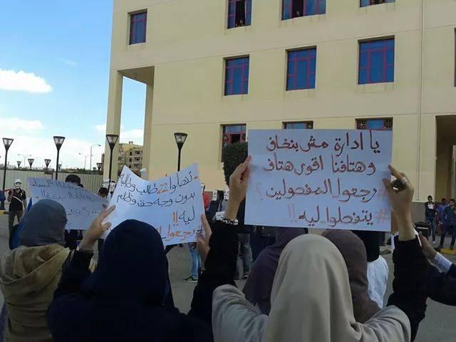 مسيرة لطلاب جامعة 6 أكتوبر تنديدًا بفصل زملائهم