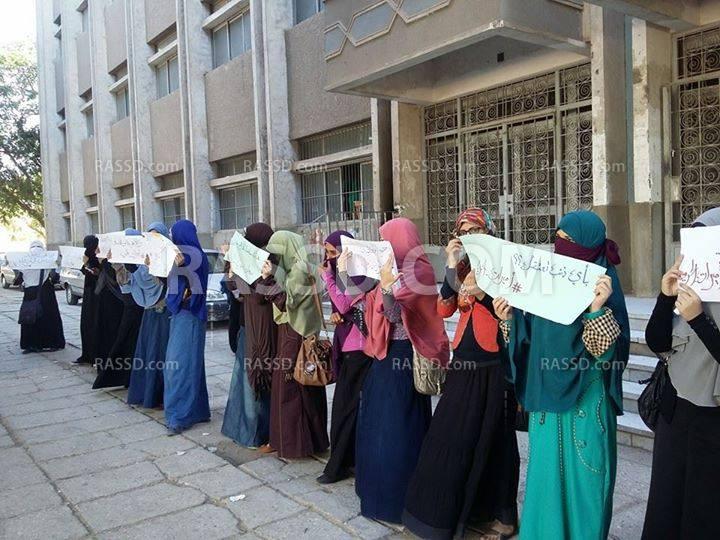 سلسلة بشرية في أزهر أسيوط تضامنًا مع “أميرات الحرية”