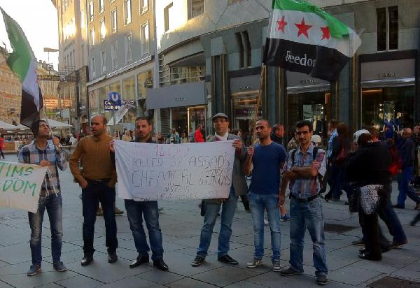 وقفة صامتة بـ”فينيا” للمطالبة بحرية معتقلي سوريا