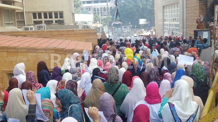 مسيرة لطلاب المجمع الطبي في الإسكندرية تضامنًا مع المعتقلين