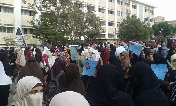 أمن الانقلاب يعتدي على طالبات أزهر القاهرة بمواد حارقة