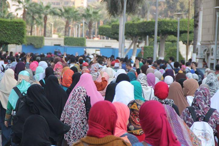 مسيرة في جامعة القاهرة تنديدًا بإحالة الطلاب إلى محاكم عسكرية