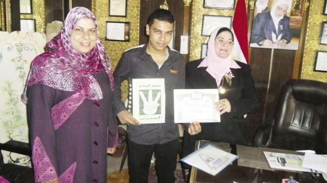 مبتكر شعار “تالتة” يثير سخرية مستخدمي شبكات التواصل الاجتماعي