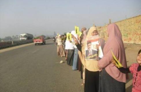 سلسلة بشرية مناهضة للانقلاب في سنوفر الفيوم