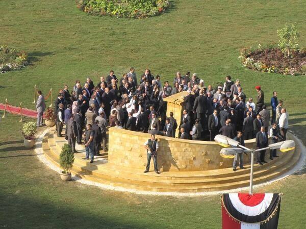 الجيش يسمح للمواطنين بالتقاط الصور بجوار “نصب تحرير”