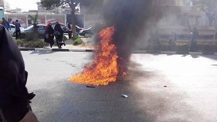 طالبات الأزهر بالقاهرة يقطعن الطريق بشارع مصطفى النحاس