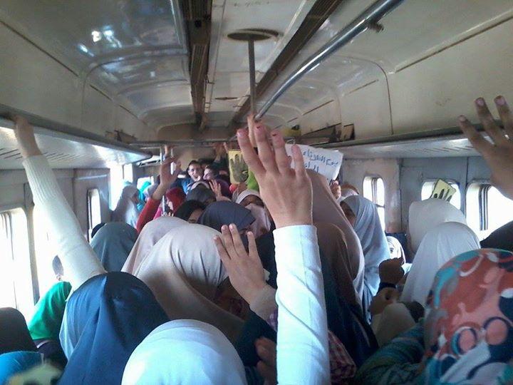 “فراشة” داخل القطار لطالبات الأزهر بتفهنا الأشراف