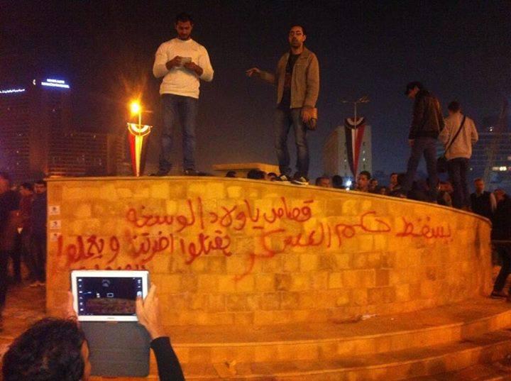 بالفيديو..تحطيم النصب التذكاري بالتحرير وسب السيسي