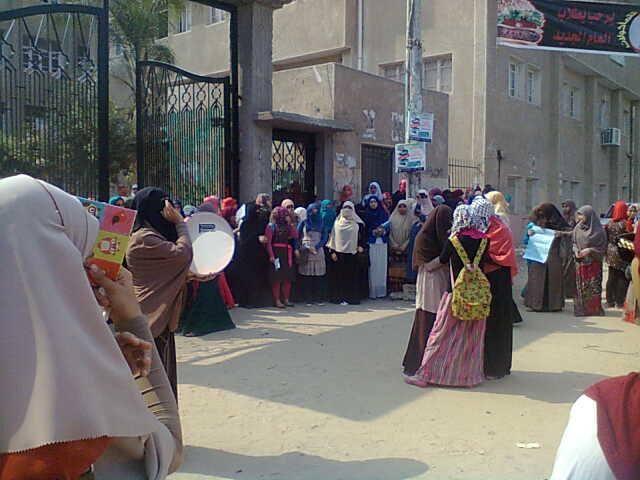 وقفة لطالبات أزهر تفهنا الأشراف رفضًا لقمع الحراك الطلابي