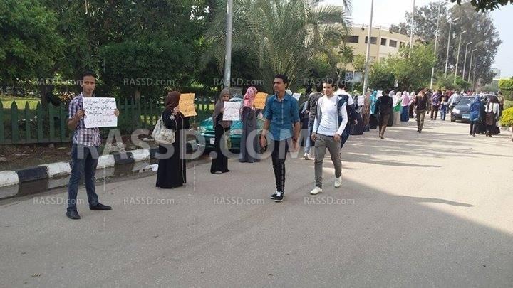 سلسلة بشرية لطلاب صيدلة المنصورة إحتجاجًا على إقتحام الجامعة