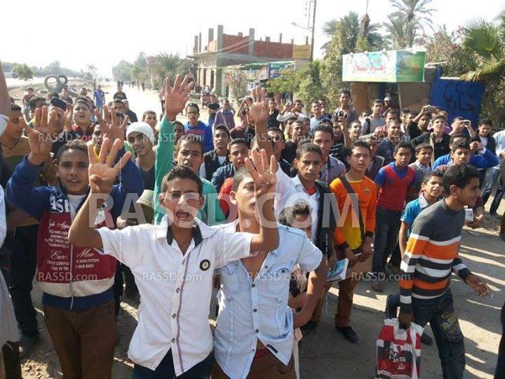 طلاب بالفيوم يخرجون زملاءهم بعد محاولة المدير الاعتداء عليهم