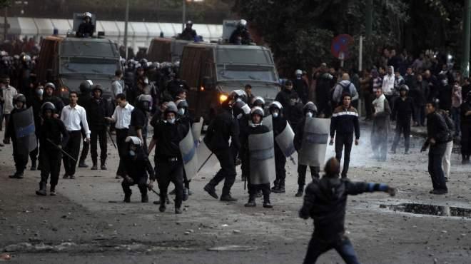 مركزهشام مبارك: اعتقال 30 متظاهرا بعد اشتباكات قصر النيل