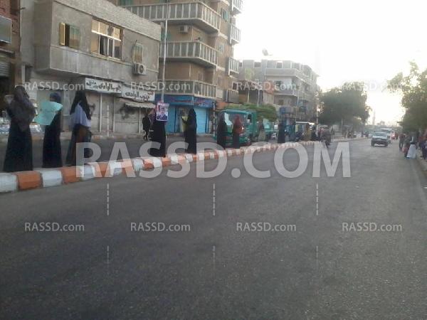 “نساء ضد الانقلاب” تنظم سلسلة بشرية في قنا